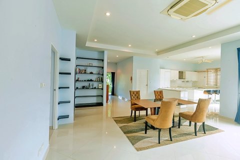 Chalet de 3 dormitorios en Hua Hin, Tailandia № 168642 - foto 16