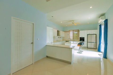 Chalet de 3 dormitorios en Hua Hin, Tailandia № 168642 - foto 17