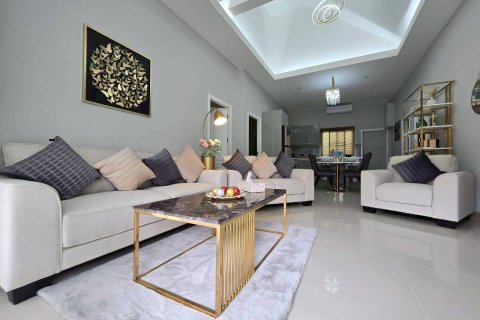 Casa de 3 dormitorios en Pattaya, Tailandia № 166999 - foto 11