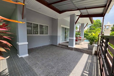 Casa de 3 dormitorios en Pattaya, Tailandia № 166999 - foto 8