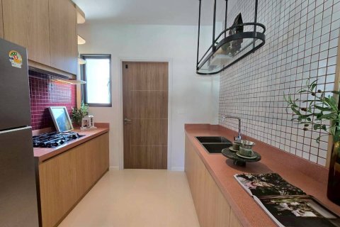 Casa de 4 dormitorios en Chon Buri, Tailandia № 166997 - foto 12