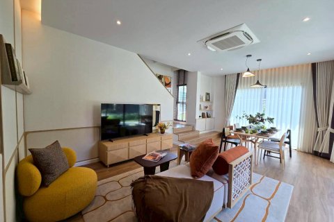 Casa de 4 dormitorios en Chon Buri, Tailandia № 166997 - foto 3