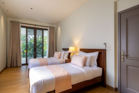 Chalet de 5 dormitorios en Saraphi, Tailandia № 163313 - foto 10