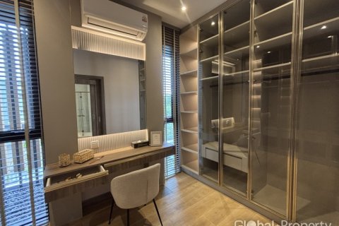 Casa de 4 dormitorios en Pattaya, Tailandia № 146582 - foto 17