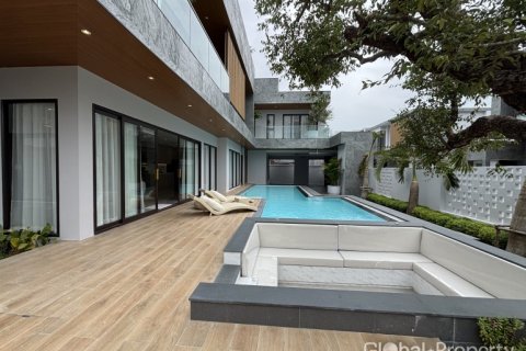 Casa de 4 dormitorios en Pattaya, Tailandia № 146582 - foto 2