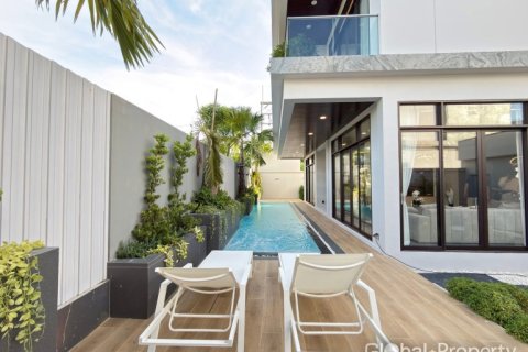 Casa de 4 dormitorios en Pattaya, Tailandia № 146580 - foto 3