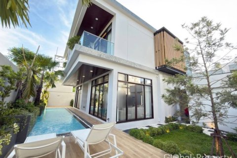 Casa de 4 dormitorios en Pattaya, Tailandia № 146580 - foto 2