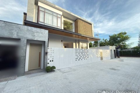 Casa de 4 dormitorios en Pattaya, Tailandia № 146580