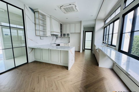House in Bangkok, Thailand 5 bedrooms № 189347