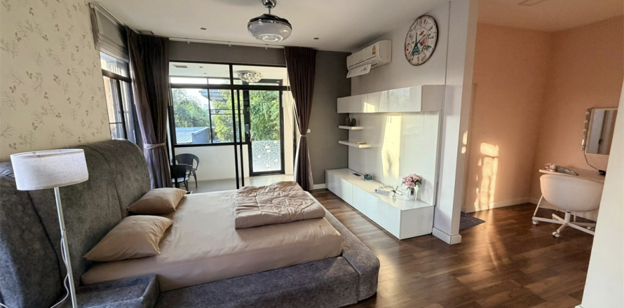 House in Bangkok, Thailand 4 bedrooms № 189350