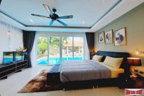Chalet de 4 dormitorios en Pattaya, Tailandia № 194137 - foto 3