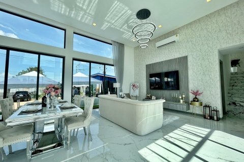 Chalet de 3 dormitorios en Pattaya, Tailandia № 203488 - foto 10