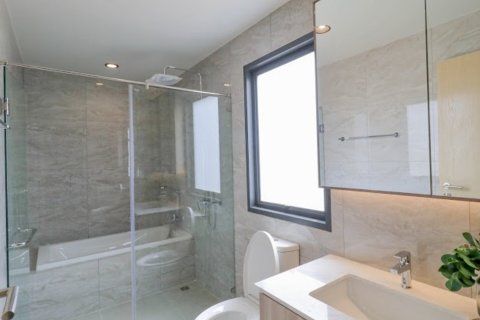 Chalet de 4 dormitorios en Pattaya, Tailandia № 203485 - foto 9