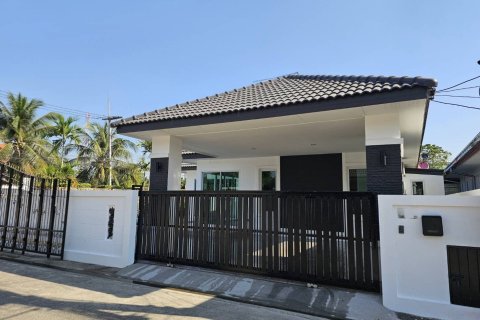 Casa de 3 dormitorios en Bang Lamung, Tailandia № 157374 - foto 2