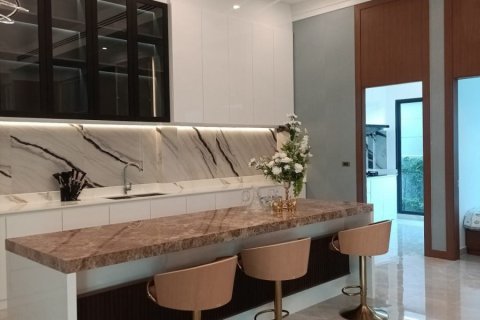 Casa de 5 dormitorios en Pattaya, Tailandia № 157372 - foto 11