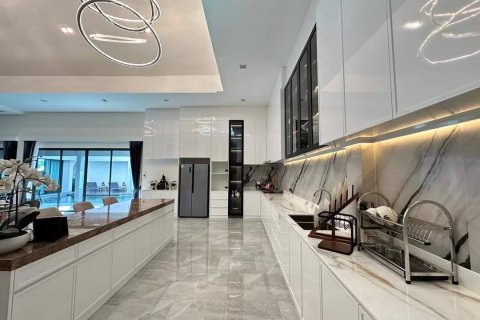 Casa de 5 dormitorios en Pattaya, Tailandia № 157372 - foto 6