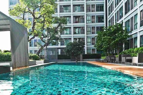 Condominio de 1 dormitorio en Thonburi, Bangkok, Tailandia № 208743 - foto 2