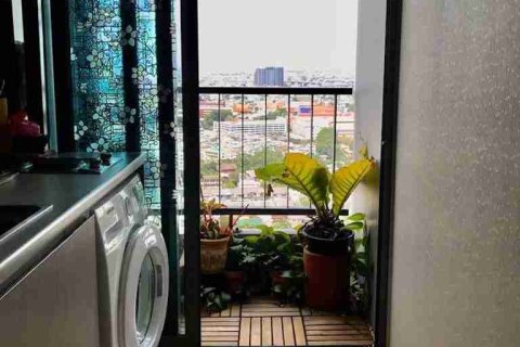 Condominio de 1 dormitorio en Thonburi, Bangkok, Tailandia № 208743 - foto 3