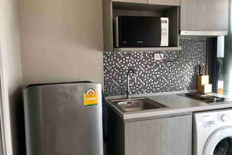 Condominio de 1 dormitorio en Thonburi, Bangkok, Tailandia № 208743 - foto 6