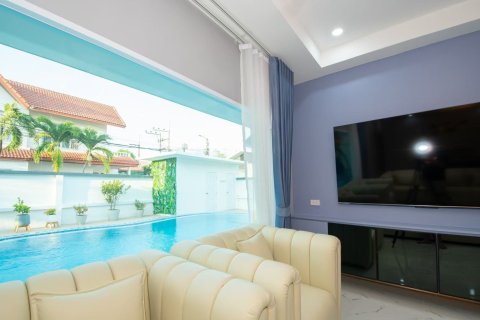 Casa de 4 dormitorios en Pattaya, Tailandia № 162875 - foto 16