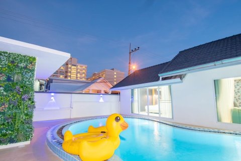 Casa de 4 dormitorios en Pattaya, Tailandia № 162875 - foto 3