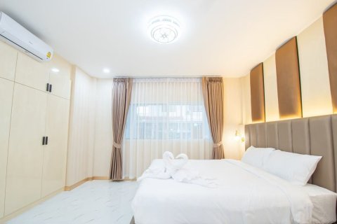 Casa de 4 dormitorios en Pattaya, Tailandia № 162875 - foto 9