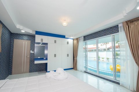 Casa de 4 dormitorios en Pattaya, Tailandia № 162875 - foto 14