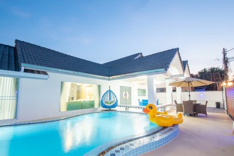 Casa de 4 dormitorios en Pattaya, Tailandia № 162875 - foto 2