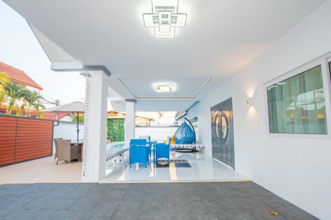 Casa de 4 dormitorios en Pattaya, Tailandia № 162875 - foto 13