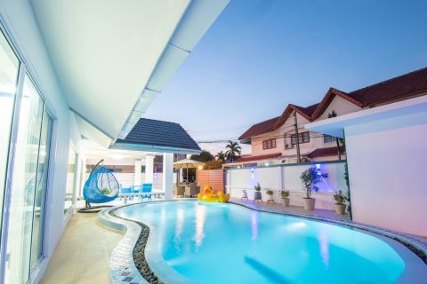 Casa de 4 dormitorios en Pattaya, Tailandia № 162875 - foto 5
