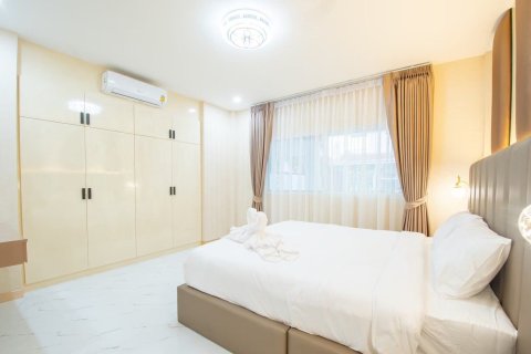 Casa de 4 dormitorios en Pattaya, Tailandia № 162875 - foto 11