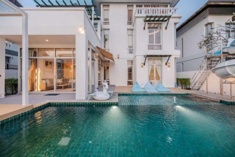 Casa de 4 dormitorios en Pattaya, Tailandia № 162873 - foto 3