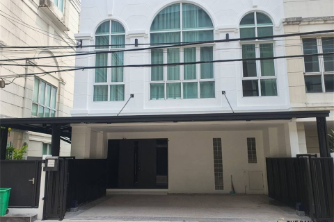 Adosado de 5 dormitorios en Bangkok, Tailandia № 189652 - foto 8
