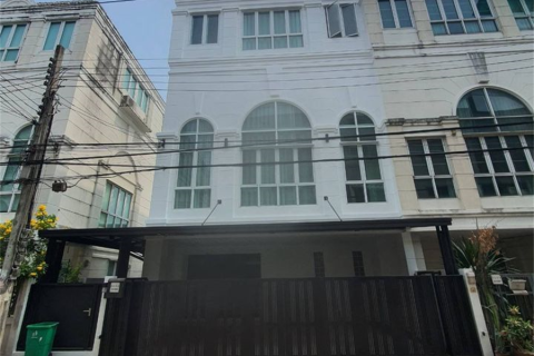 Adosado de 5 dormitorios en Bangkok, Tailandia № 189652 - foto 2