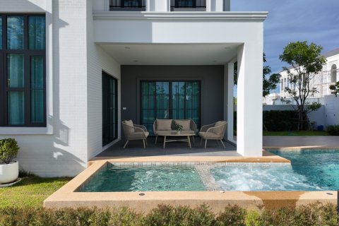 Chalet de 4 dormitorios en Pattaya, Tailandia № 150971 - foto 2