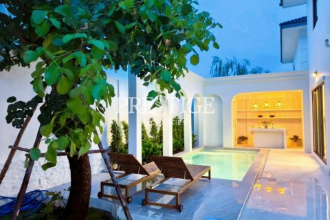 House in Pattaya, Thailand 3 bedrooms № 197945 - photo 2