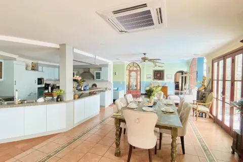 Casa de 6 dormitorios en Pattaya, Tailandia № 155696 - foto 23
