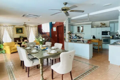 Casa de 6 dormitorios en Pattaya, Tailandia № 155696 - foto 21