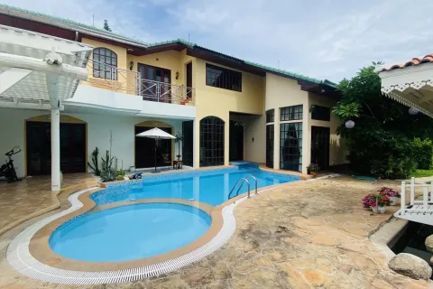 House in Pattaya, Thailand 6 bedrooms № 155696
