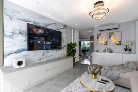Chalet de 5 dormitorios en Pattaya, Tailandia № 155698 - foto 11