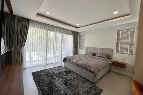 Chalet de 5 dormitorios en Pattaya, Tailandia № 155699 - foto 13