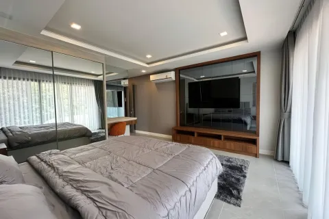 Chalet de 5 dormitorios en Pattaya, Tailandia № 155699 - foto 12