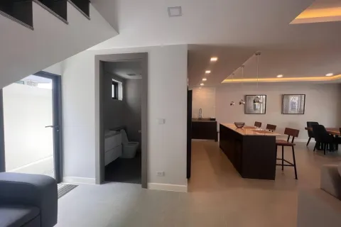 Chalet de 5 dormitorios en Pattaya, Tailandia № 155699 - foto 9