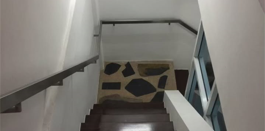Reihenhaus in Bangkok, Thailand 5 Schlafzimmer № 189604