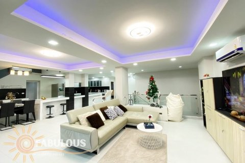 Chalet de 7 dormitorios en Kathu, Tailandia № 179799 - foto 3