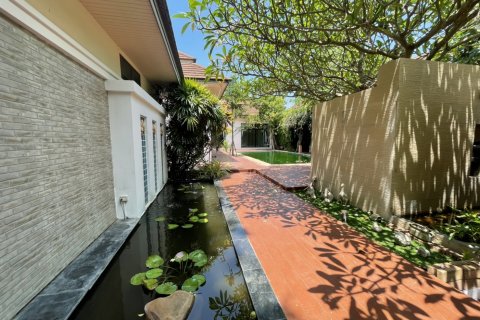 Casa de 4 dormitorios en Pattaya, Tailandia № 47443 - foto 16