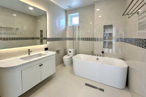 Chalet de 3 dormitorios en Pattaya, Tailandia № 134565 - foto 8