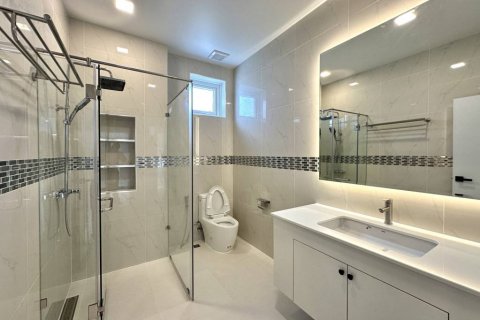 Chalet de 3 dormitorios en Pattaya, Tailandia № 134565 - foto 10
