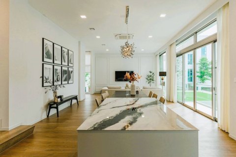 House in Bangkok, Thailand 4 bedrooms № 180474