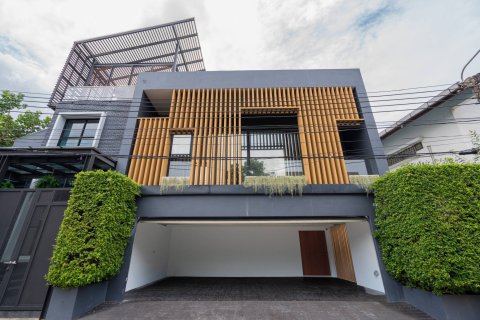 House in Bangkok, Thailand 4 bedrooms № 180475